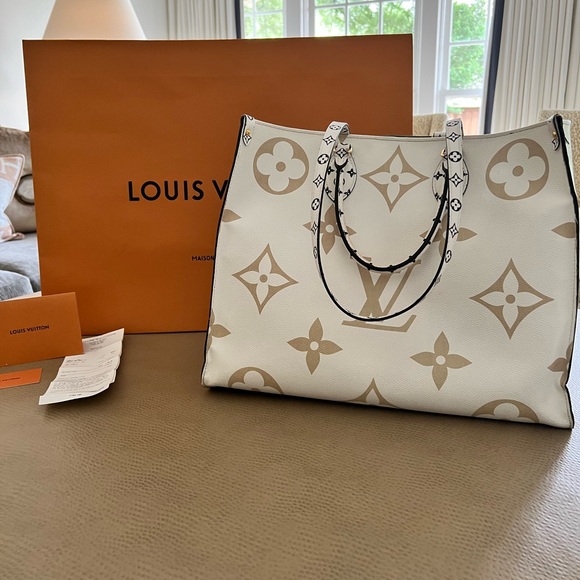 Louis Vuitton Onthego GM Giant Monogram tote bag, green/white/tan - Picture 2 of 15